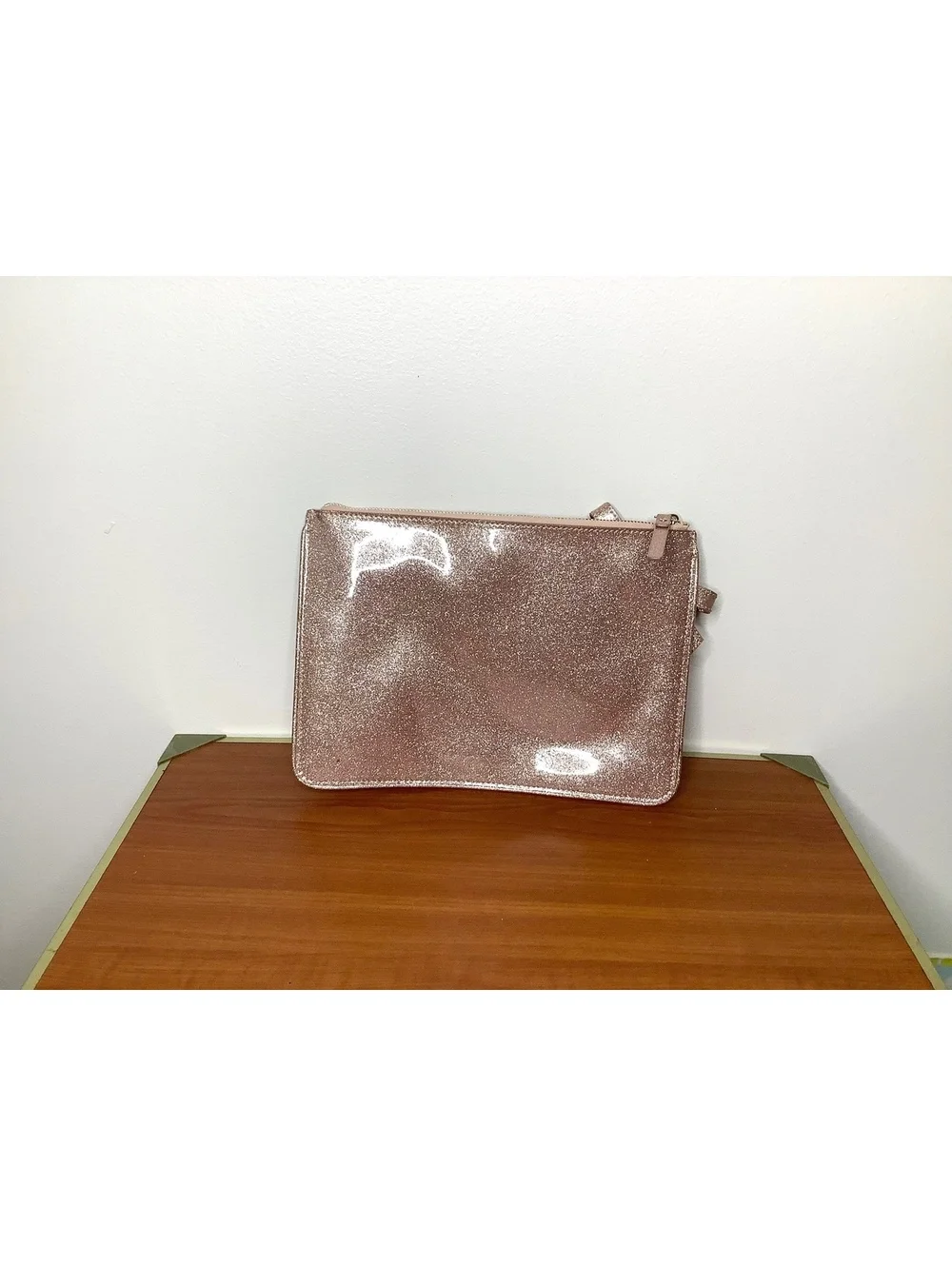 < Kate Spade Rose Gold Glitter Vinyl Zip Clutch Bag >